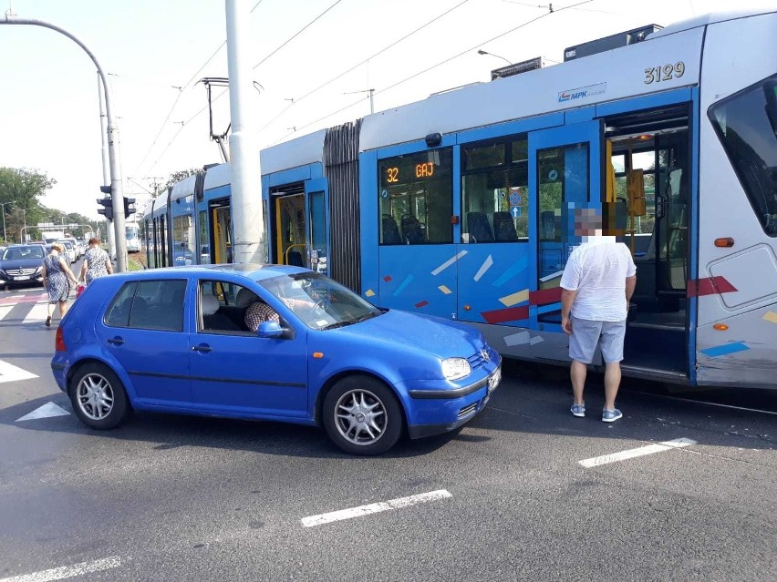 Wrocław: Wypadek tramwaju na Legnickiej. Zderzył się z autem