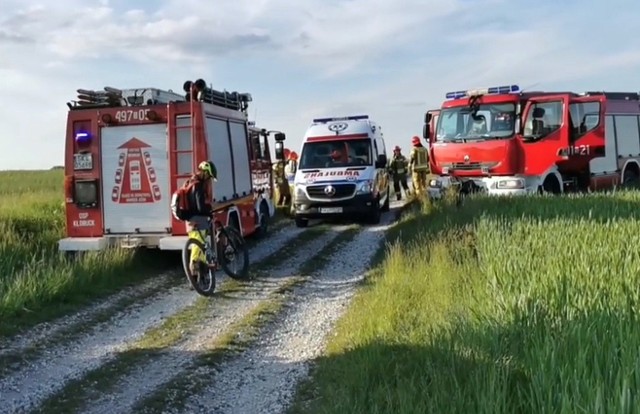 Motoparalotnia spadła na pole pod Kłobuckiem. Strażacy dotarli do poszkodowanego quadem