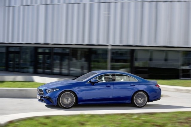 Mercedes-Benz CLS Mercedes-Benz CLS stanie na linii startu z „ostrzejszym” designem. Dynamikę czterodrzwiowego coupé podkreśla zwłaszcza przedni pas z nowymi osłoną chłodnicy i zderzakiem. Na tym nie koniec zmian, a na na czele oferty plasuje się ściśle limitowana, sportowo-ekskluzywna edycja specjalna Mercedesa-AMG CLS 53 4MATIC+.Fot. Mercedes-Benz