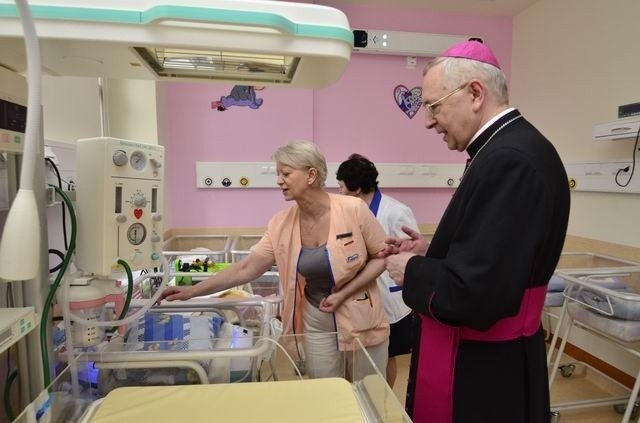 Abp Stanisław Gądecki odwiedził chorych w szpitalu Świętej Rodziny w Poznaniu