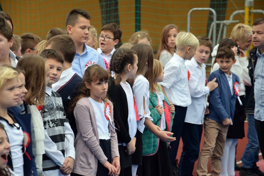 SP 3 Stargard. Na szkolnym boisku uczniowie z nauczycielami wspólnie odśpiewali hymn Polski [ZDJĘCIA, WIDEO]