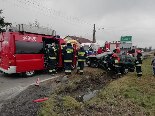 Do wypadku z udziałem dwóch osobówek doszło we wtorek 12 marca o godz. 11 w miejscowości Poklęków w gminie Blizanów. Ranna w wypadku została kobieta, która kierowała jednym z samochodów. Zobacz więcej zdjęć ---->