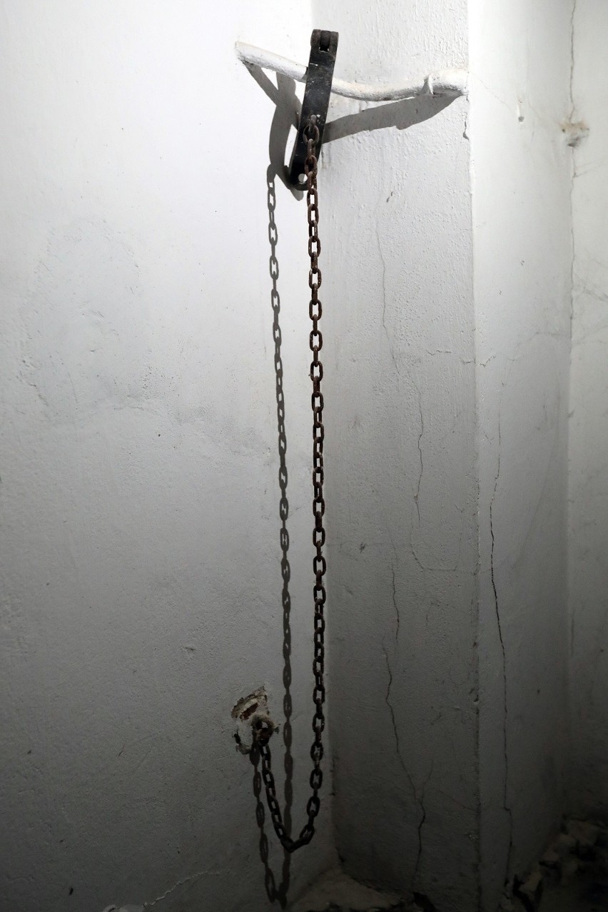 Pomieszczenia więzienne w piwnicy budynku historycznej willi...