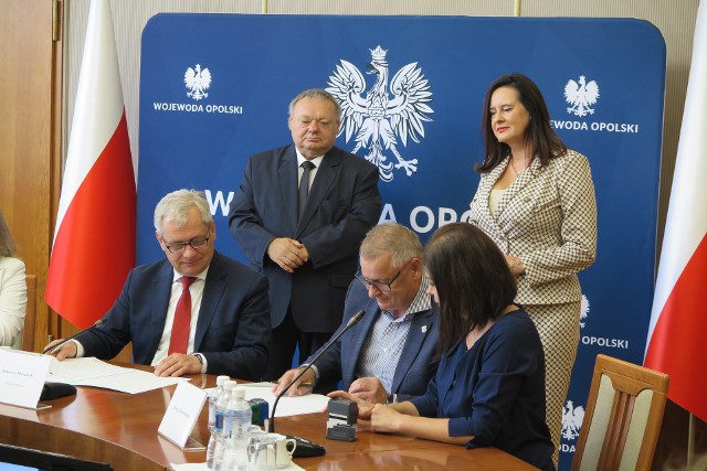 Powstaną nowe miejsca żłobkowe w regionie w ramach programu "Maluch+". W Opolskim Urzędzie wojewódzkim samorządowcy pięciu gmin podpisali umowy na łączną kwotę blisko 5 mln złotych.