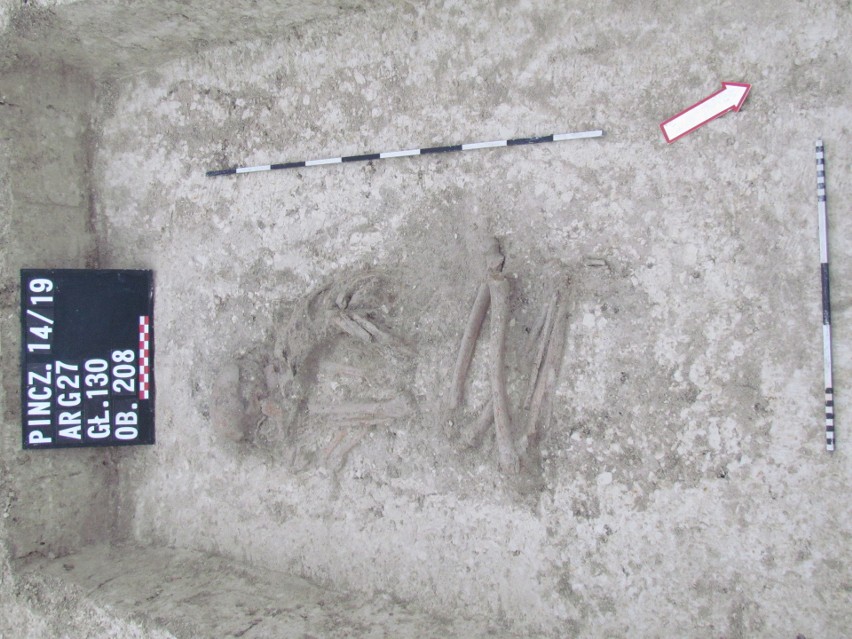 Oto drugi grób odkryty podczas wykopalisk przy drodze 767....