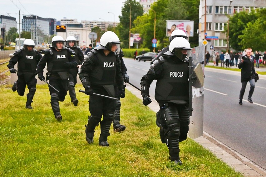 Protest przed komisariatem na Trzemeskiej we wtorek...