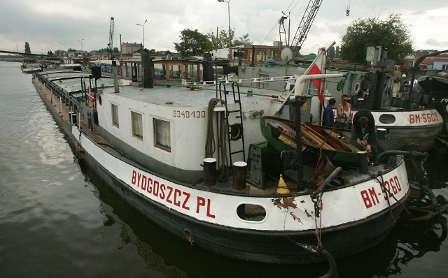 Barki zderzyły się przy nabrzeżu Odry w Szczecinie. Dzisiaj  trwało usuwanie szkód. Dopóki nie zostaną naprawione barki nie będą mogły wypłynąć na rzekę.