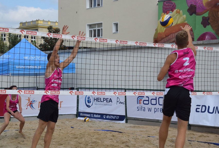 Na początek BeachBall Radom 2018 rozegrano turniej mixtów, w...