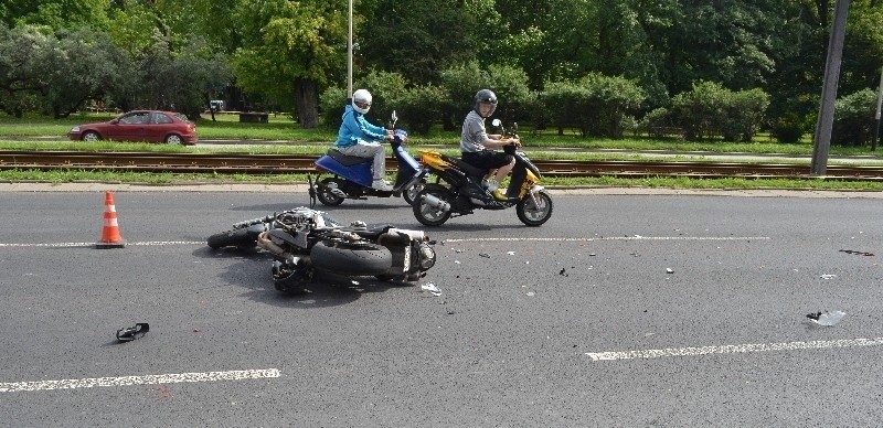 Wypadek motocyklisty na al. Mickiewicza. Zablokowane dwa pasy ruchu [FILM]