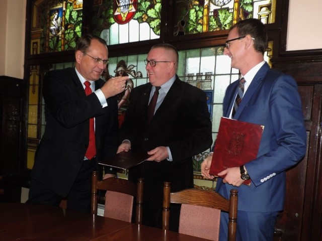 - Będę pilnował, czy to porozumienie będzie realizowane - żartował poseł Eugeniusz Kłopotek. Na zdjęciu z burmistrzem Wiesławem Kończalem i wicemarszałkiem Dariuszem Kurzawą.