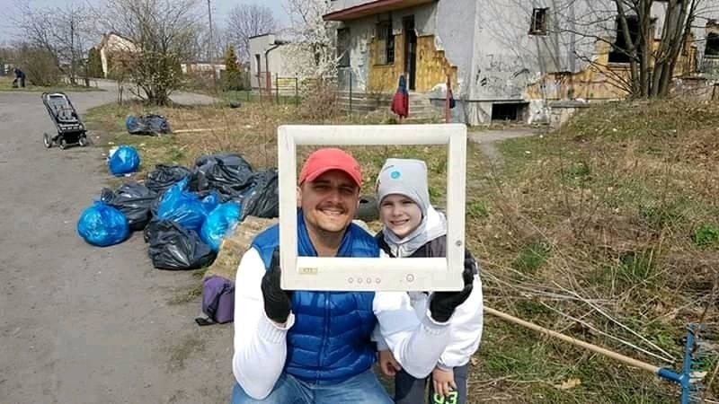 TrashTag Challenge w Jędrzejowie udany! Mieszkańcy i przedstawiciele władz zebrali ponad 100 worków śmieci!