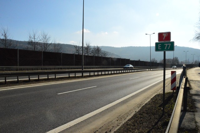 Brakujący odcinek drogi S7 ma biec od Krakowa i włączać się w istniejącą S7 w rejonie Stróży (granicy gmin Myślenice i Pcim), gdzie dziś kończy się DK7 a zaczyna S7