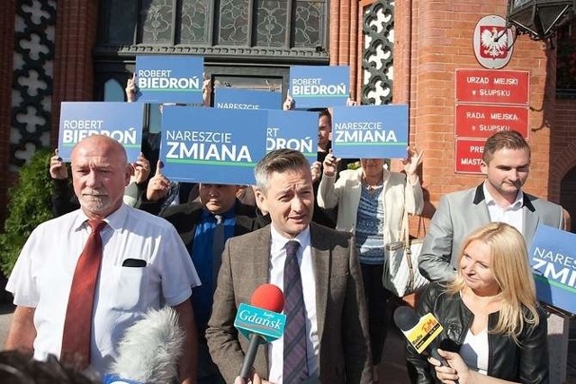 Konferencja Roberta Biedronia przed słupskim ratuszem.