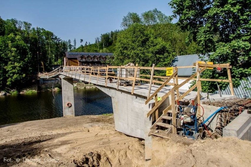 Budują nowy most nad Jeziorem Bystrzyckim. Zastąpi wiszącą przeprawę (ZDJĘCIA)