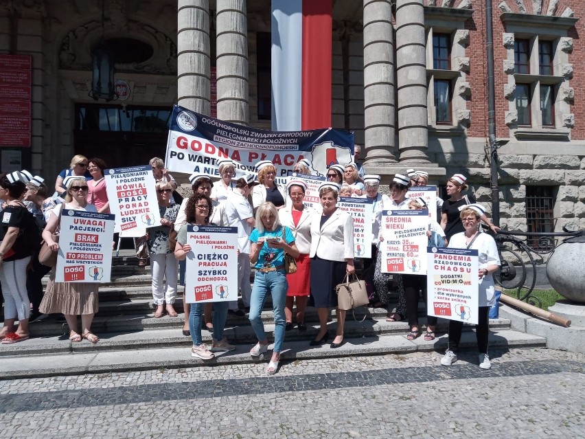 Pielęgniarki i położne - także z Koszalina - protestują...