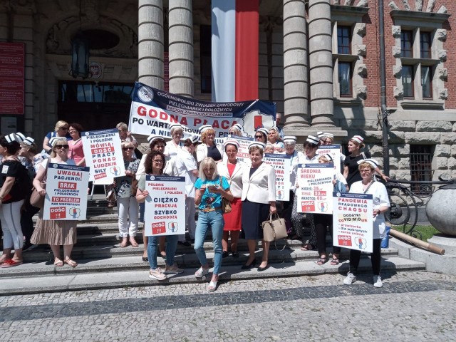 Pielęgniarki i położne - także z Koszalina - protestują symbolicznie