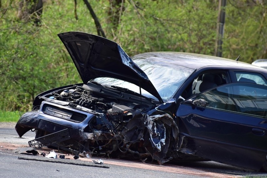 Zderzenie trzech aut na drodze wojewódzkiej 887 w miejscowości Posada Górna. Jedna osoba trafiła do szpitala [ZDJĘCIA]