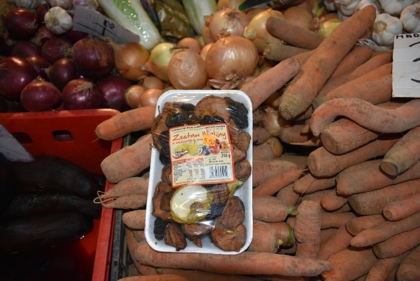 Ceny warzyw i owoców na chełmskim bazarze przed świętami Bożego Narodzenia. Zobacz zdjęcia