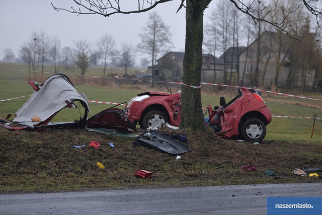 Do śmiertelnego wypadku doszło w niedzielę (1.04.2018) rano w miejscowości Strachoń (powiat lipnowski). Na drodze wojewódzkiej nr 562 auto osobowe na łuku drogi uderzyło w drzewo.Na miejscu zginęła 49-latka, która siedziała za kierownicą citroena C2. Kobieta podróżowała sama.Na drodze odbywa się ruch wahadłowy. Na miejscu zdarzenia pracują dwa zastępy straży pożarnej i pozostałe służby. Utrudnienia potrwają do godz. 13.