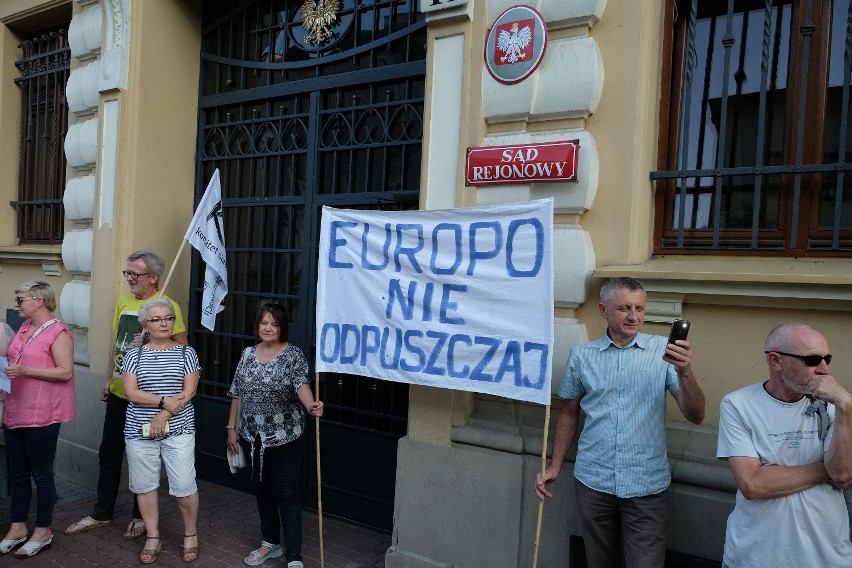 W poniedziałek o godz. 19 pod polskim sądami ponownie...