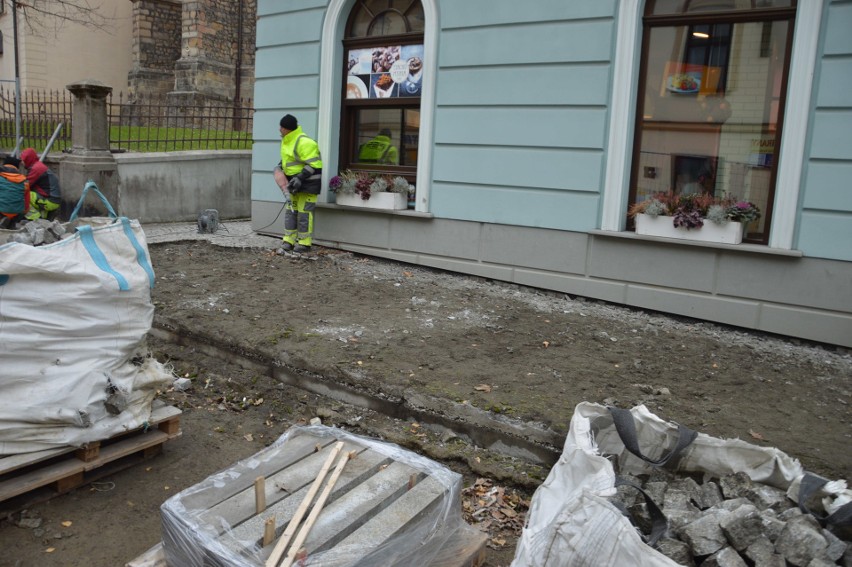 Bochnia. Część Placu Świętej Kingi po przebudowie już oddana pieszym, zerwano chodnik przy Galerii Bocheńskiej [ZDJĘCIA]