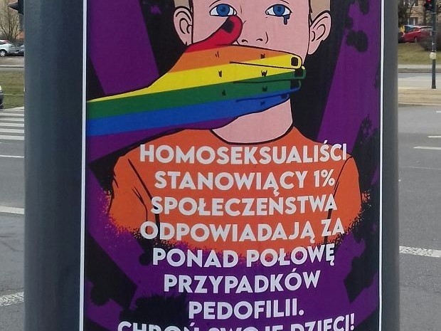 W związku z pojawieniem się w wielu miejscach Łodzi homofobicznych plakatów i tzw. vlepek organizacje walczące o prawa osób LGBTQ+ obawiają się wzrostu agresji wobec tej grupy. >>> Czytaj dalej przy kolejnej ilustracji >>>