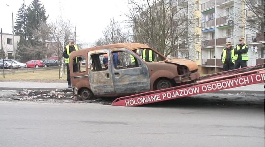 Wrak stojący na parkingu przy ul. Sarmackiej już nie...