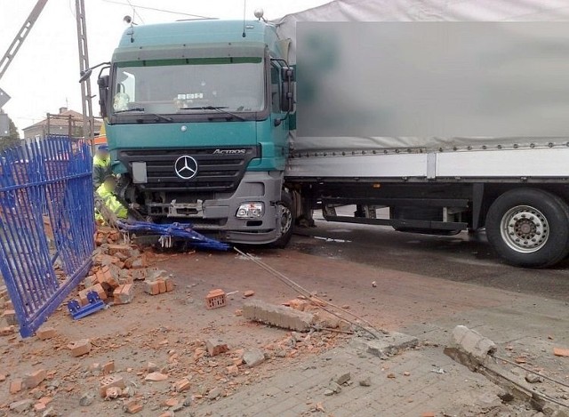 Kierowca z Estonii wypadł z DK 8 i staranował ogrodzenie domu