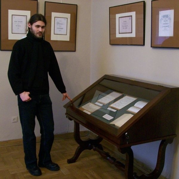 - Zapraszamy na wystawę i na koncert w naszym muzeum - mówi Kamil Legucki z przysuskiego muzeum.