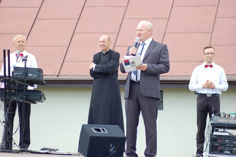 Wiernych przywitał organizator, czyli ks. Zbigniew...