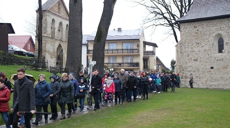 Bobowa. Droga Krzyżowa odprawiona na ulicach miasta