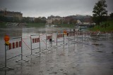 Alarm przeciwpowodziowy w Krakowie. Wisła wciąż wzbiera, bulwary zalane [ZDJĘCIA]