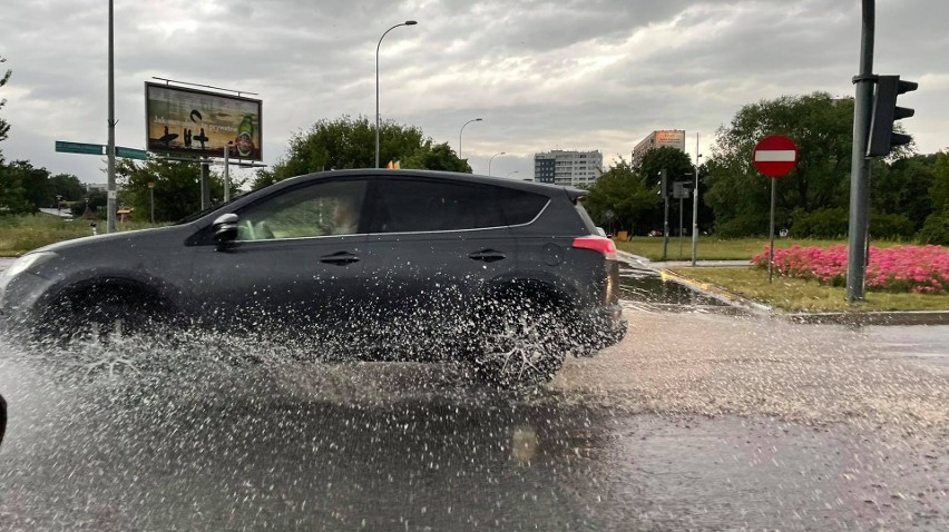 Burza w Białymstoku 25.06.2021. Ulewa przeszła przez...