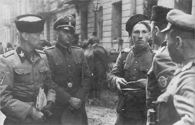 SS-Gruppenführer Heinz Reinefarth wraz żołnierzami 3. pułku Kozaków