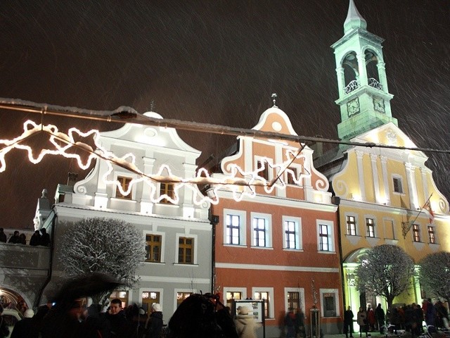 Bożonarodzeniowa muzyka, Święty Mikołaj, iluminacja Ratusza i pokaz laserów - to wszysko działo się w czwartek podczas Święta Światła w Kluczborku.