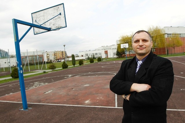 - Przy naszej szkole powstanie nowe boisko oraz tereny rekreacyjne, plac zabaw i parking - cieszy się Ryszard Soboń, dyrektor ZSO nr 4 w Rzeszowie.