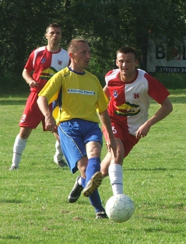 Mariusz Wójcik (żółta koszulka) rozstrzygnął losy pojedynku w Turbi. 