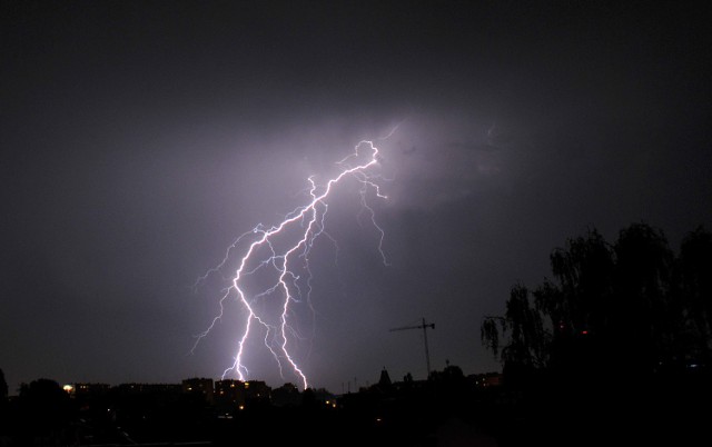 Uważajmy dzisiaj na groźne burze. Lokalnie może spaść też grad