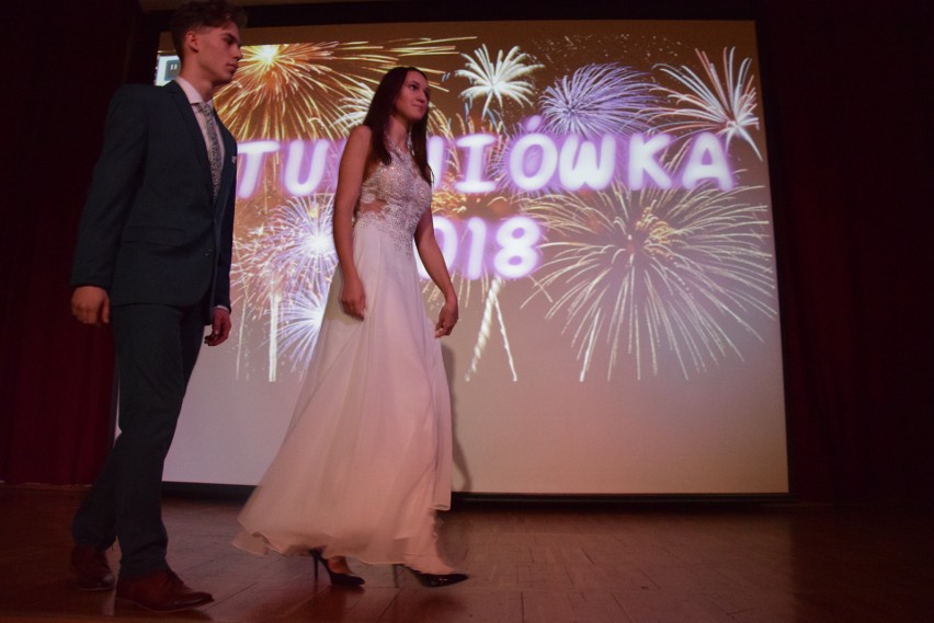 Moda studniówkowa 2018. Pokaz w Zespole Szkół nr 1 im....