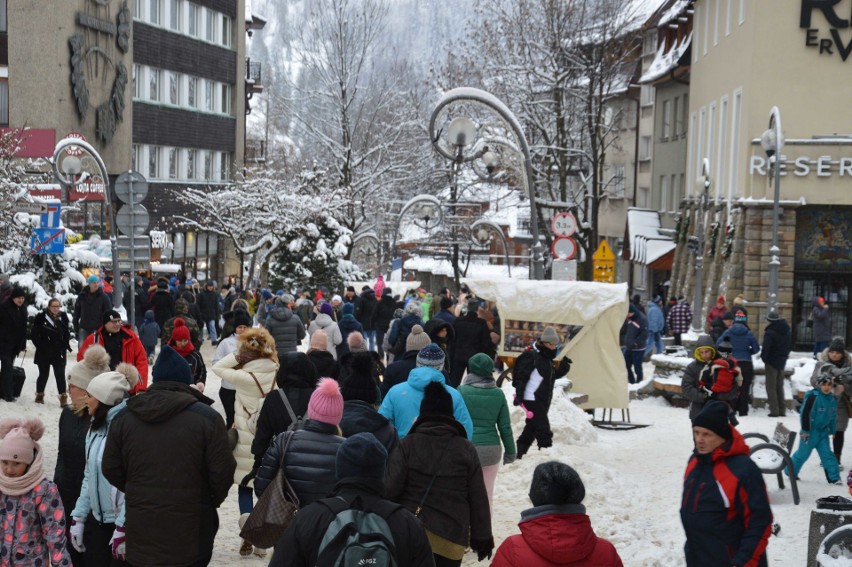 Zakopane zatłoczone. Tysiące turystów. Brakuje wody w kranach [ZDJĘCIA]