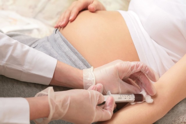 Cukrzyca w ciąży może mieć poważne skutki zarówno dla matki, jak i dla dziecka.