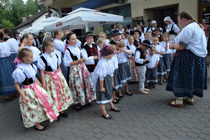 Barwny, rozśpiewany i rozmuzykowany korowód przeszedł...