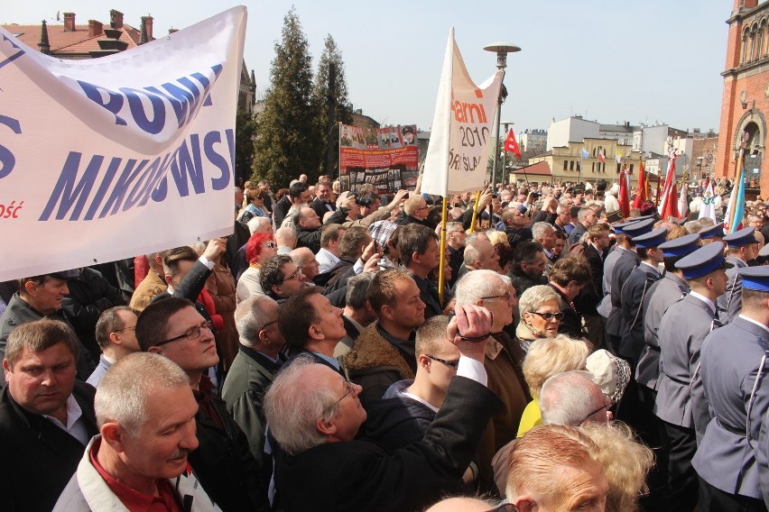 Tablicę pamiątkową ku czci ofiar katastrofy smoleńskiej...