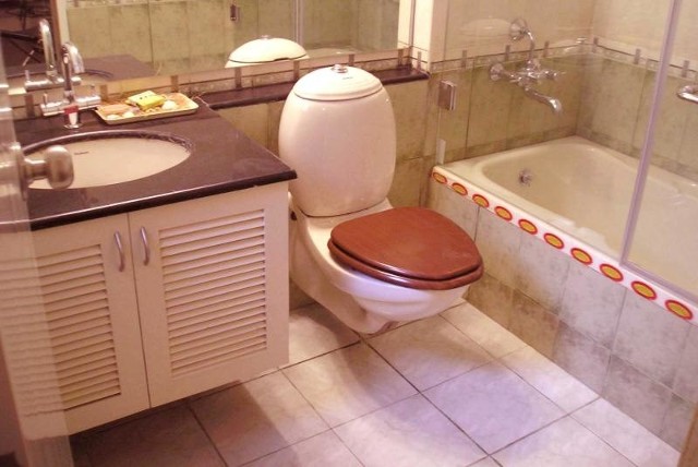 Ścieki z toalet, wanien i umywalek do powinny trafiać do kanalizacji sanitarnej.