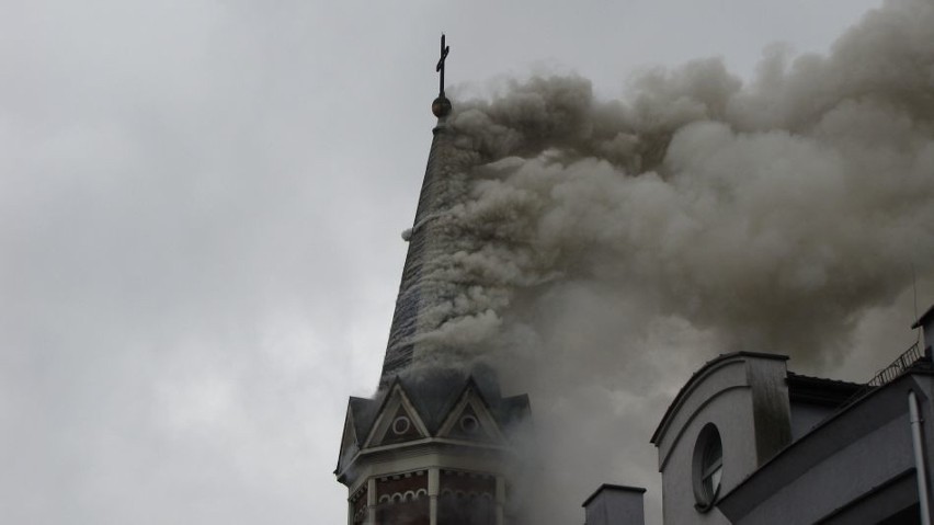 Strażacy wciąż dogaszają pożar wieży zabytkowego kościoła...