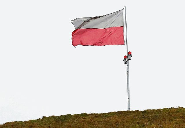 Dziś lub jutro flaga na kopcu Piłsudskiego zostanie wymieniona