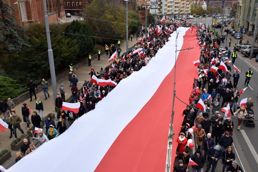 XII Szczeciński Marsz Niepodległości. Przeszli ulicami miasta z biało-czerwonymi flagami [DUŻA GALERIA]