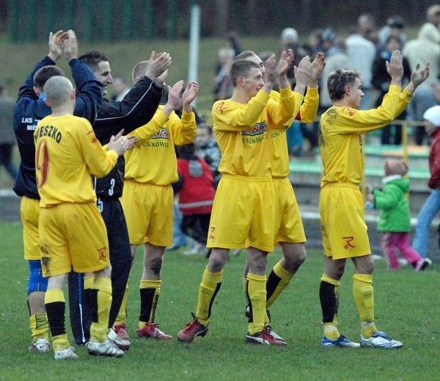 Zawodnicy Mieszka Mieszkowice (żółte koszulki) mają nadzieję na lepszą grę w ataku na wiosnę.