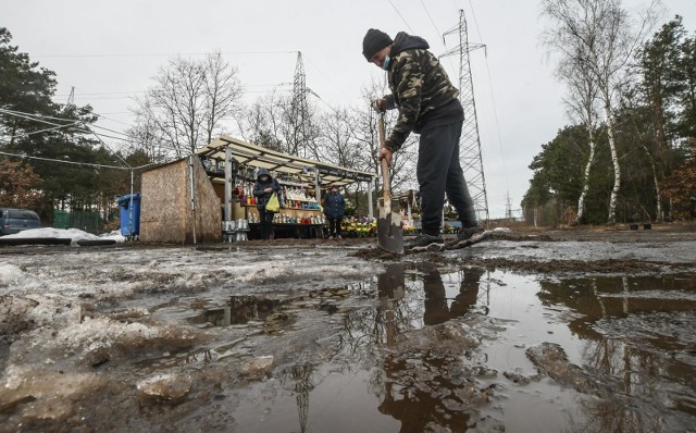 Tak jeszcze w piątek (26 lutego) wyglądały okolice stoiska pani Małgorzaty, które bydgoszczanka prowadzi przy cmentarzu przy ul. Wiślanej (stara brama).