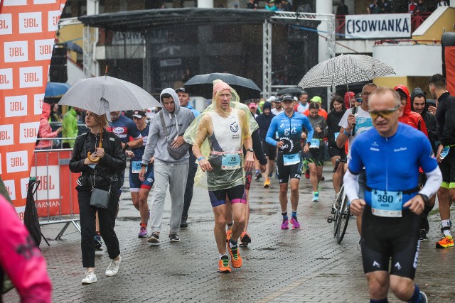 Choć nie pływali - i tak zmokli. W Poznaniu odbywa się JBL Triathlon. Zobacz zdjęcia z pierwszego dnia --->